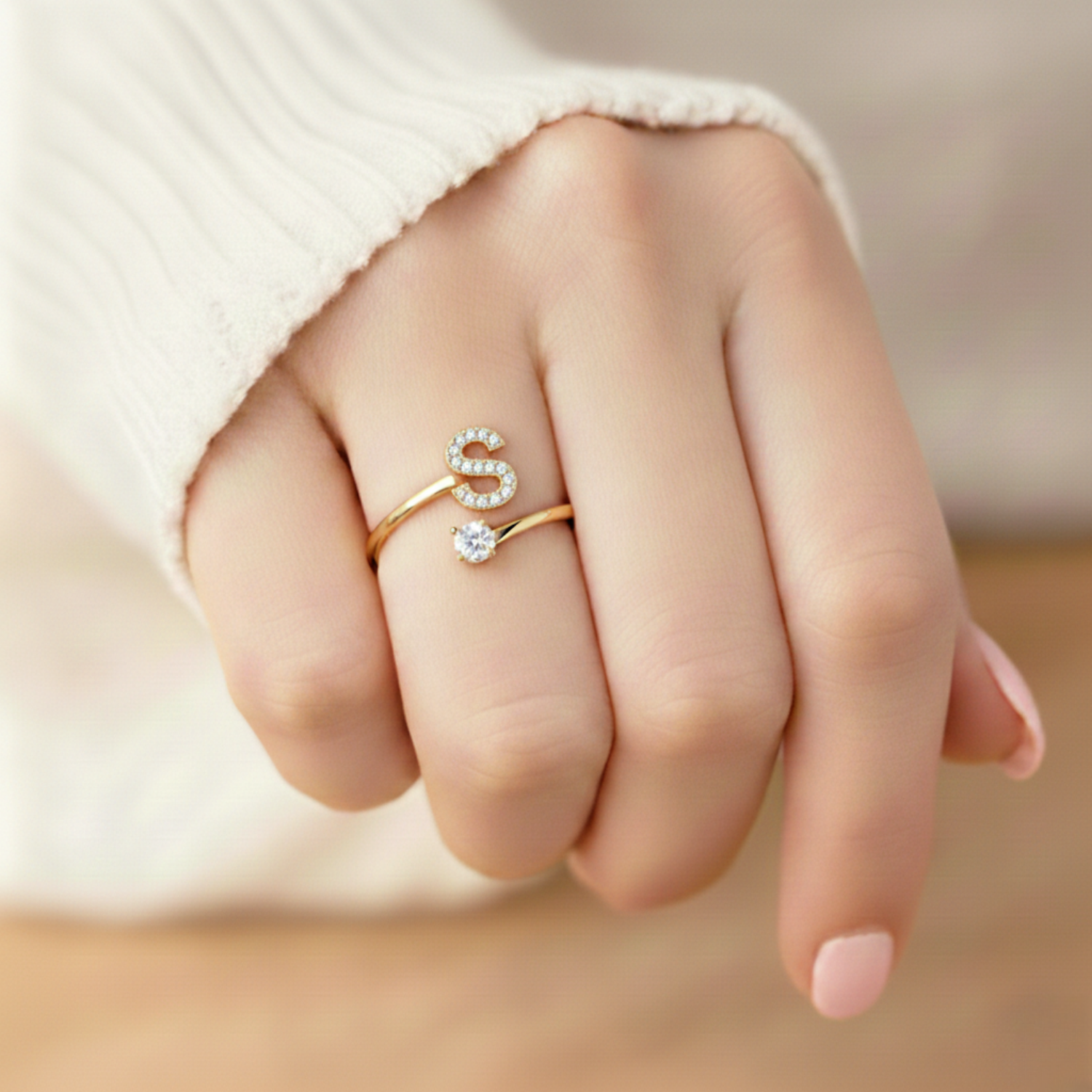 MonoCharm | Verstellbarer Initialring Classic mit Geschenkbox und Kartenbotschaft