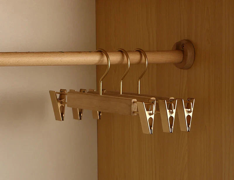 Set aus 2 Premium Kampherholz Kleiderbügel mit Breiten Schultern für die Kleidungsorganisation