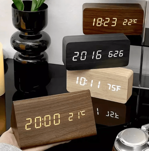 WoodSense LED-Holzuhr – Sprachgesteuert & Stilvoll für jeden Raum