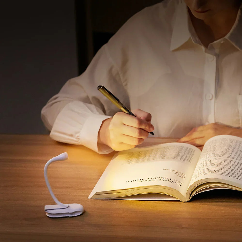 GlowLeaf – Clip-on Mini-Leselampe mit USB-Aufladung und 360° Rotation für nächtliches Lesen