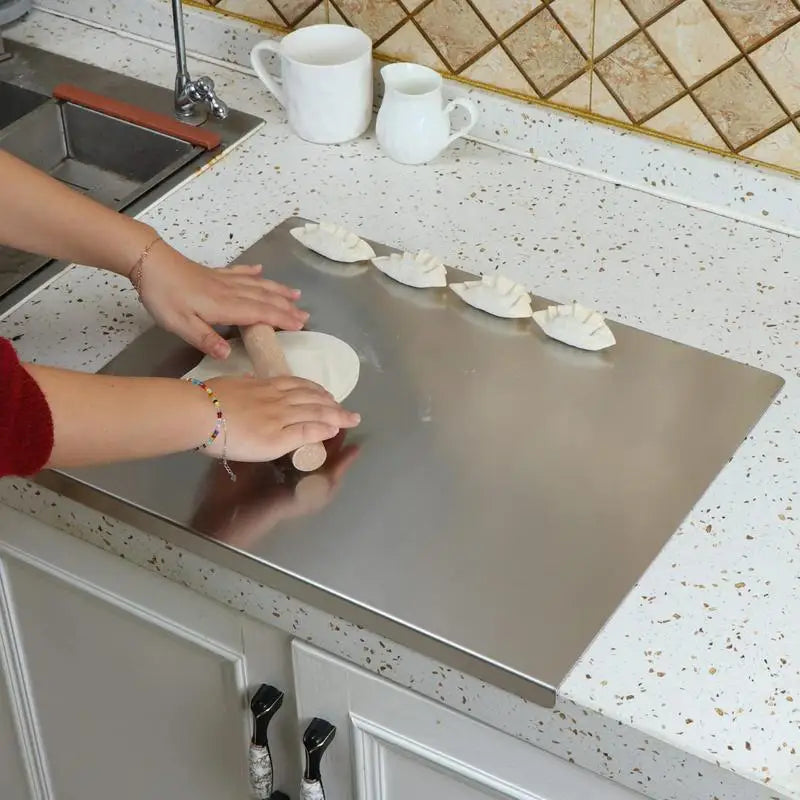 SliceGrip – Edelstahl Schneidebrett mit Antirutsch und Erhöhung
