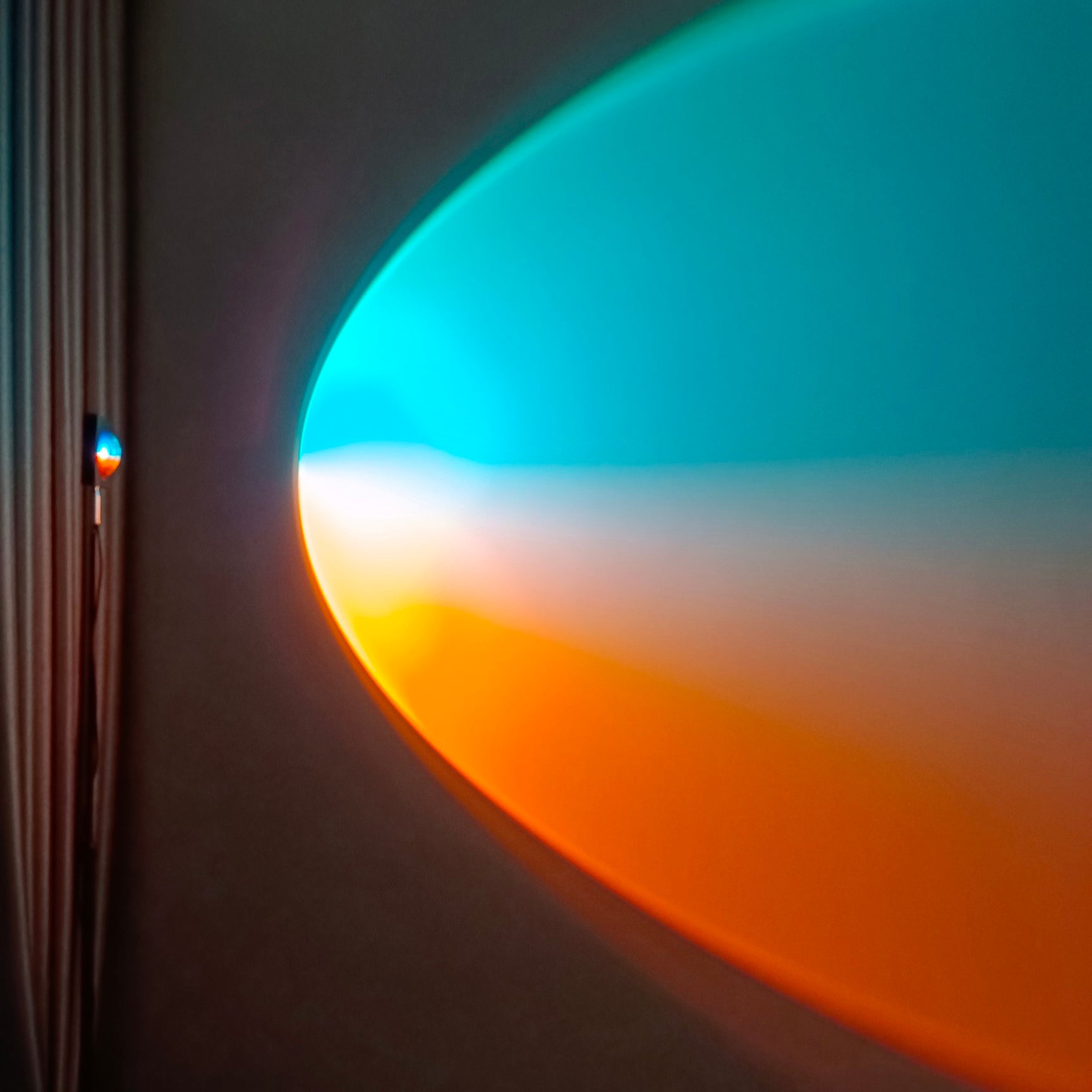 Frendorf | LED Farbprojektor Stehleuchte | Minimalistischer Halo Licht Effekt