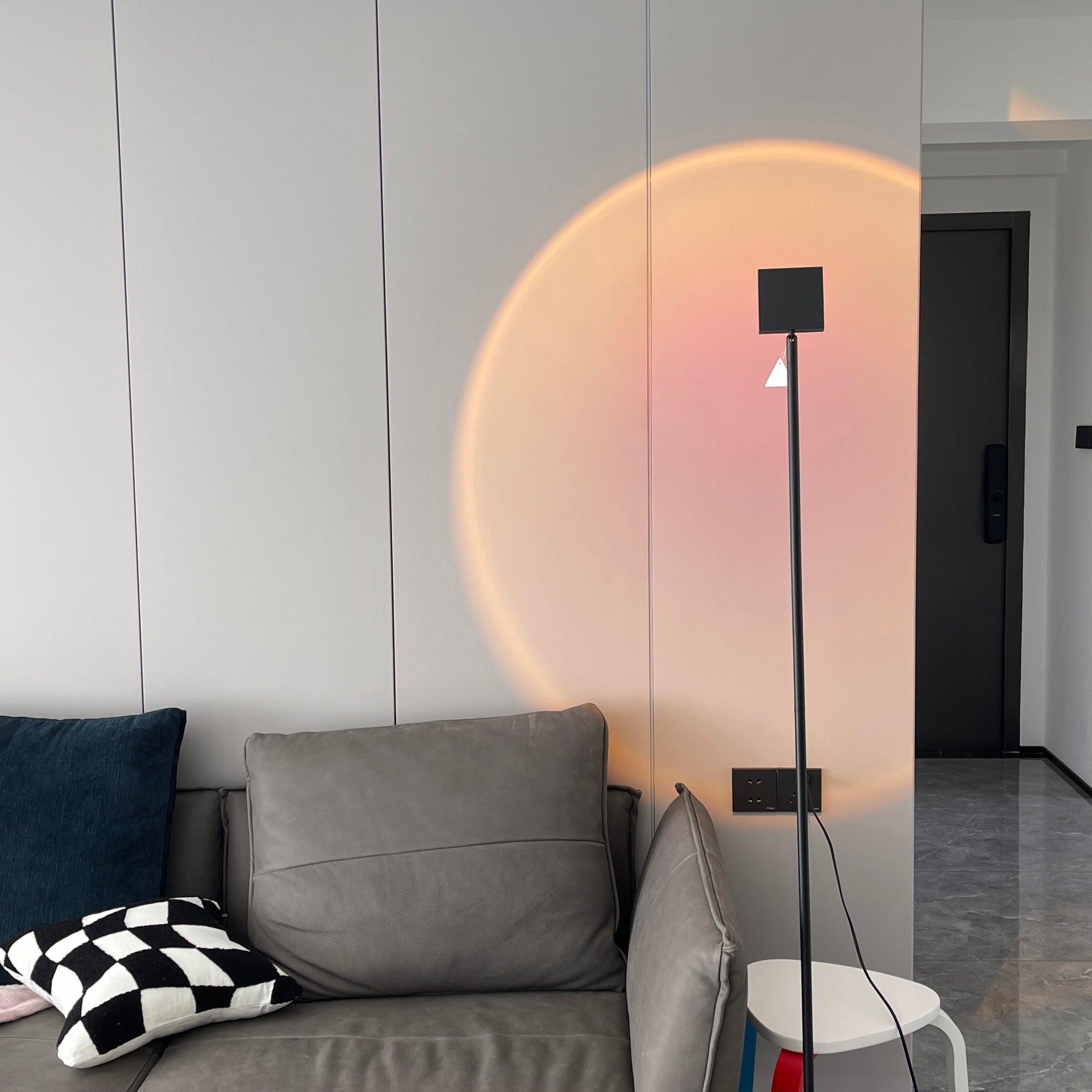 Frendorf | LED Farbprojektor Stehleuchte | Minimalistischer Halo Licht Effekt