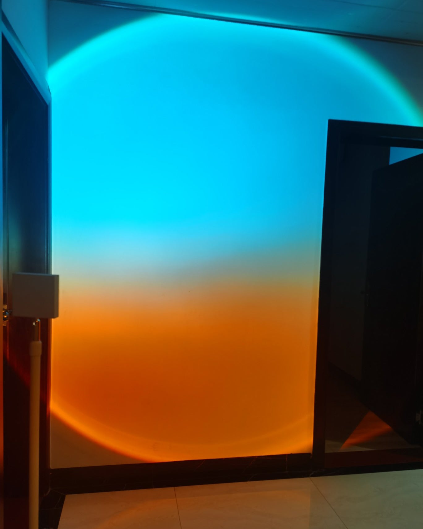 Frendorf | LED Farbprojektor Stehleuchte | Minimalistischer Halo Licht Effekt