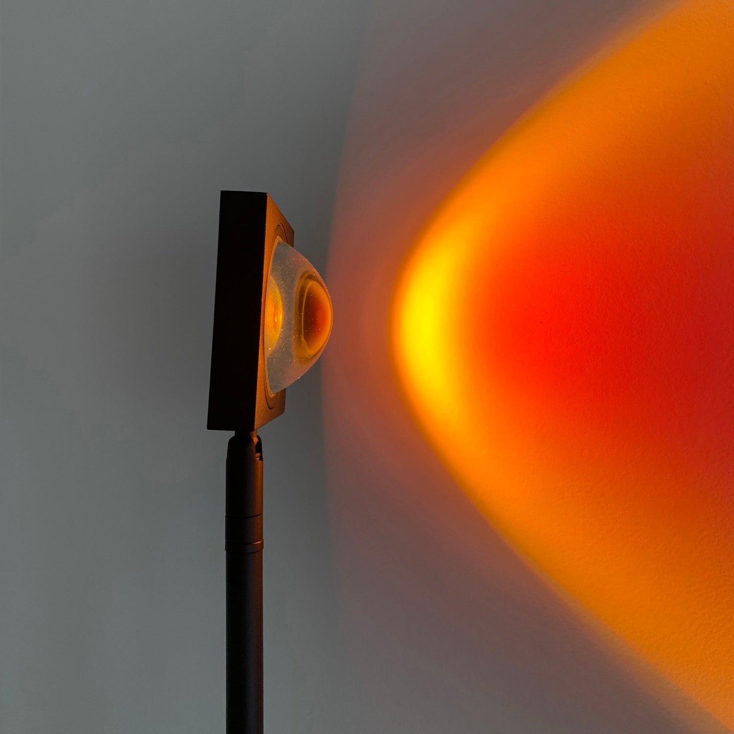 Frendorf | LED Farbprojektor Stehleuchte | Minimalistischer Halo Licht Effekt