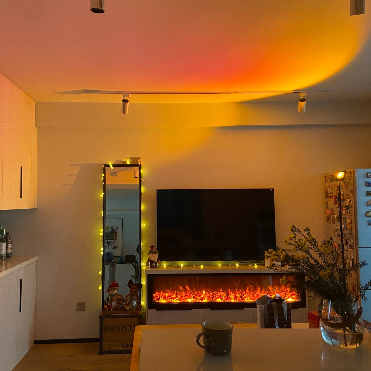 Frendorf | LED Farbprojektor Stehleuchte | Minimalistischer Halo Licht Effekt