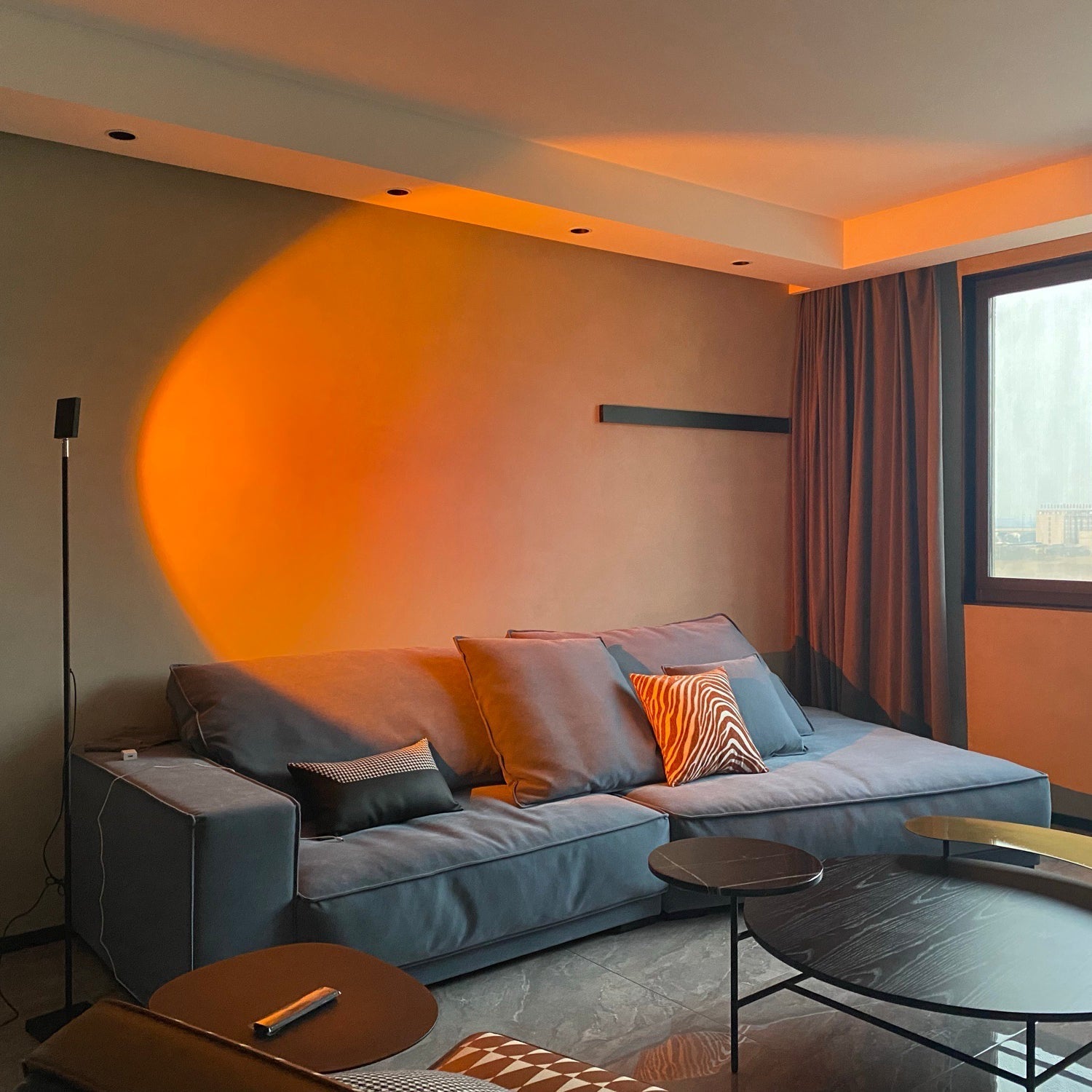 Frendorf | LED Farbprojektor Stehleuchte | Minimalistischer Halo Licht Effekt