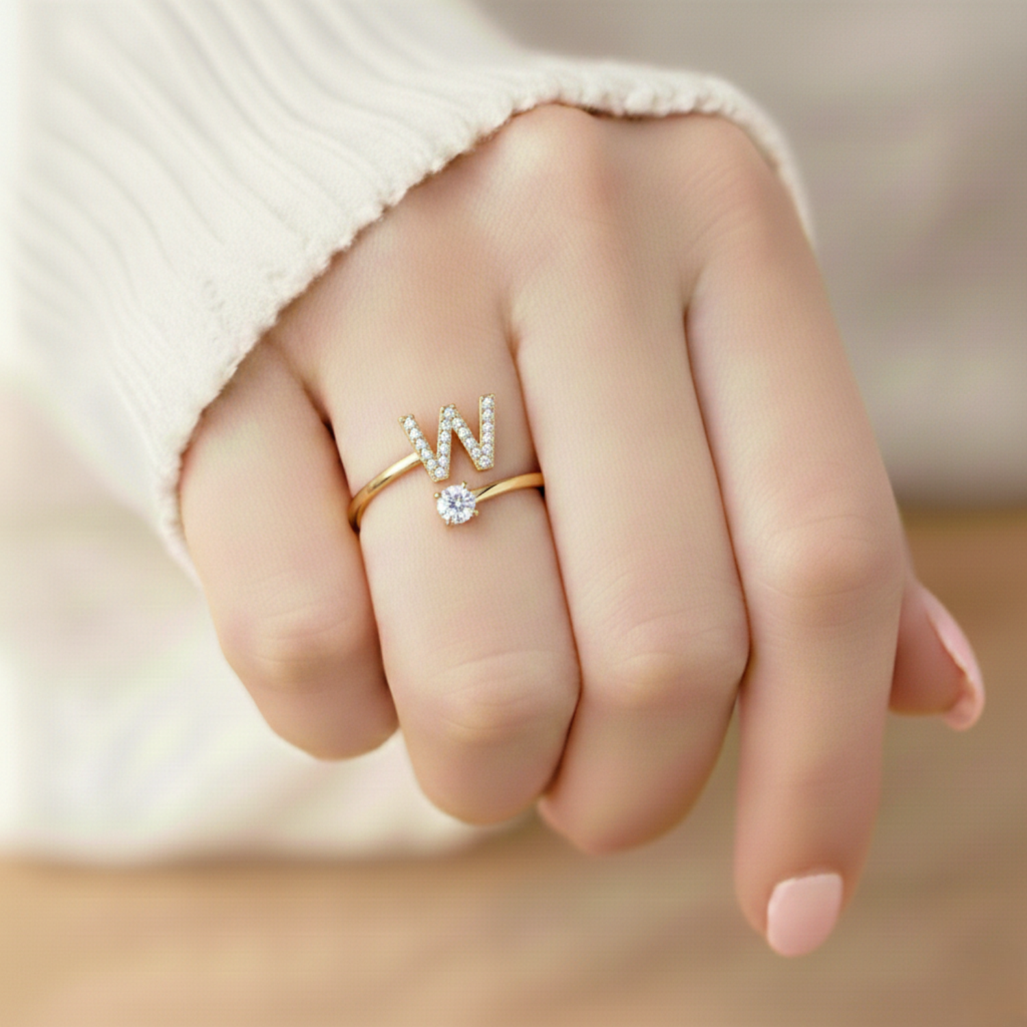 MonoCharm | Verstellbarer Initialring Classic mit Geschenkbox und Kartenbotschaft