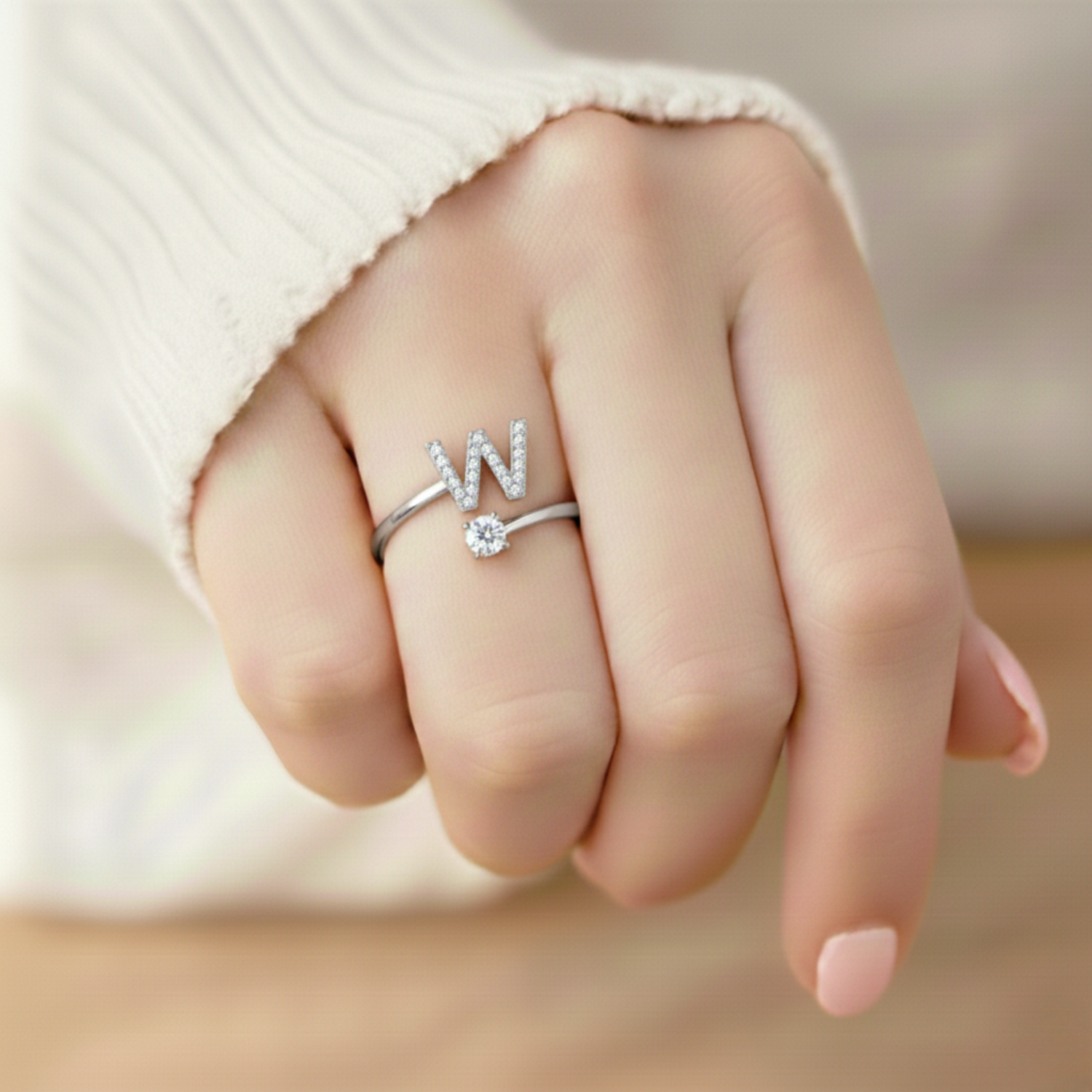 MonoCharm | Verstellbarer Initialring Classic mit Geschenkbox und Kartenbotschaft