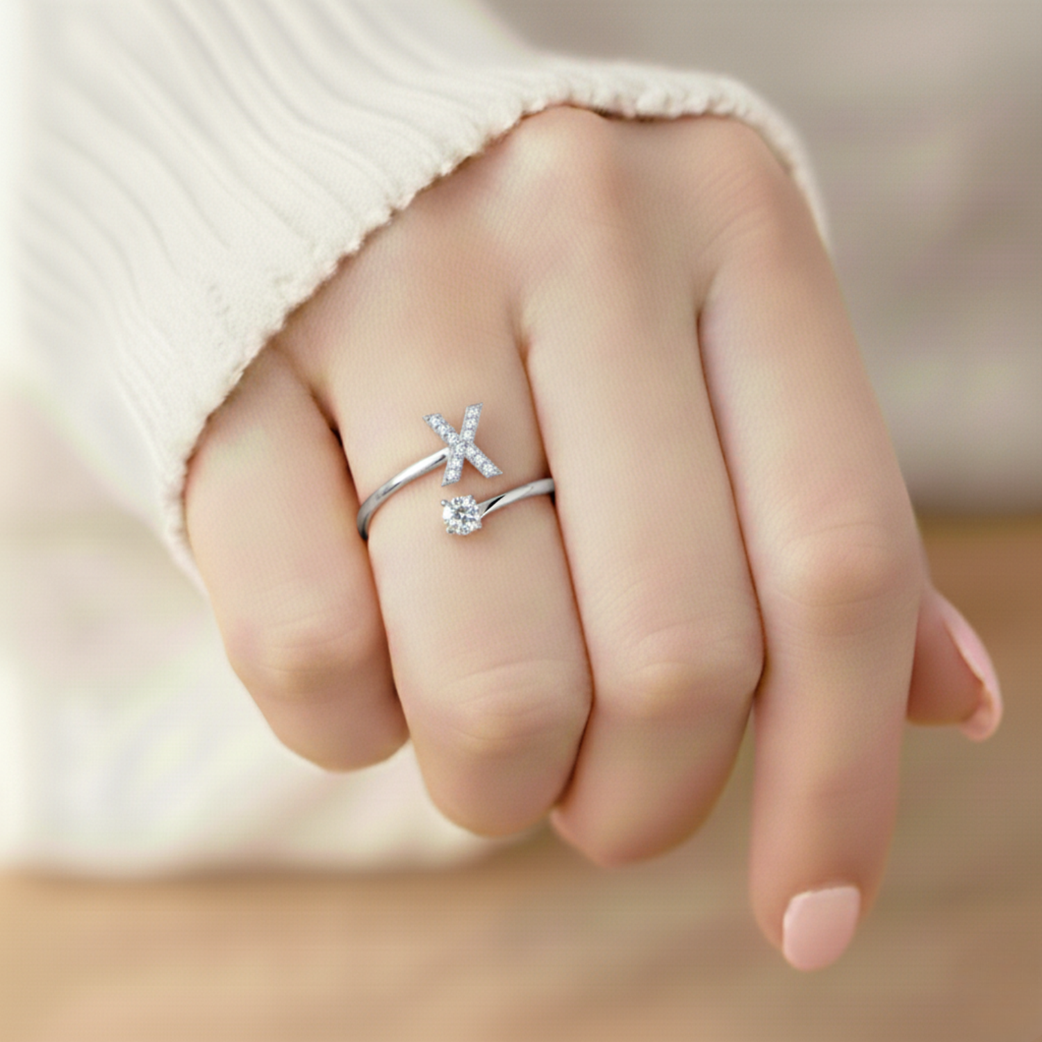 MonoCharm | Verstellbarer Initialring Classic mit Geschenkbox und Kartenbotschaft