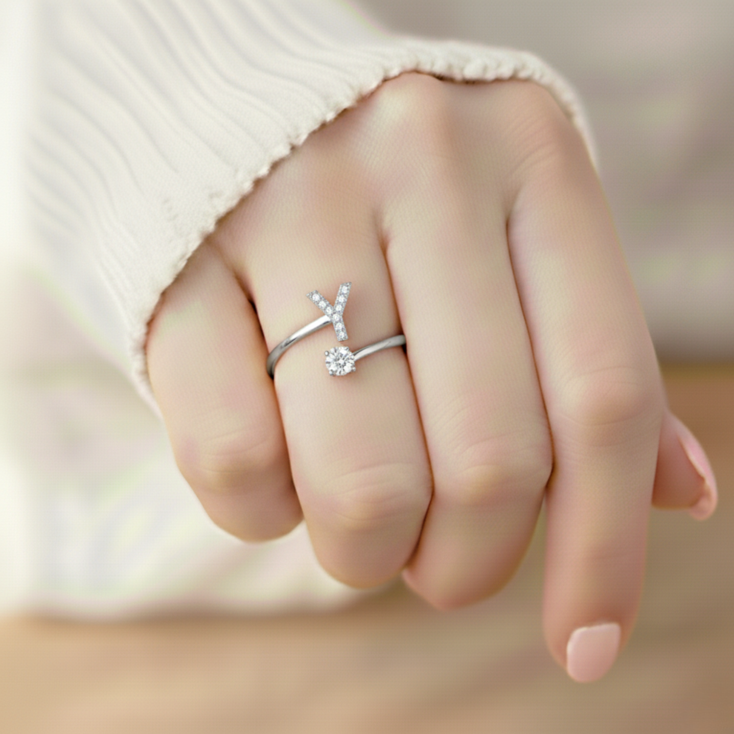 MonoCharm | Verstellbarer Initialring Classic mit Geschenkbox und Kartenbotschaft