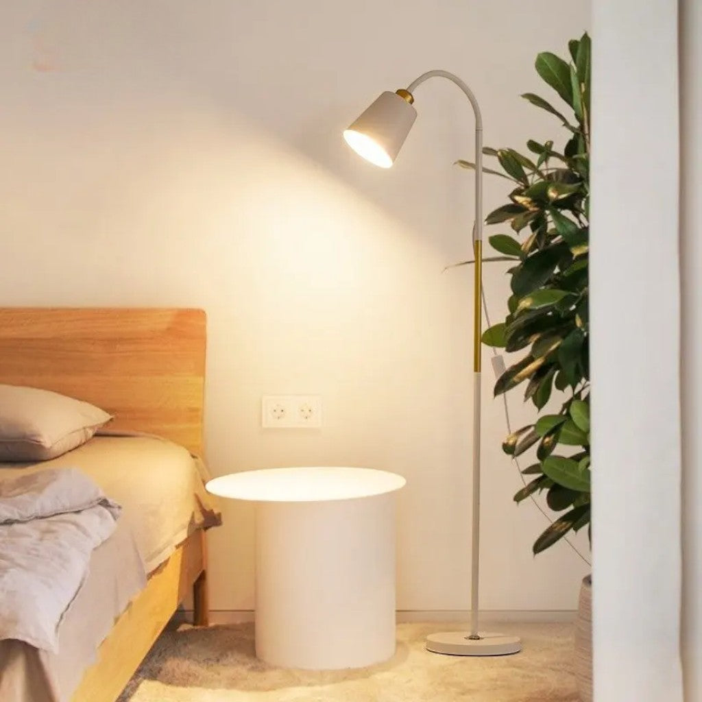 Verstellbare Stehlampe mit Neigbarem Lampenkopf – Funktionale Leselampe