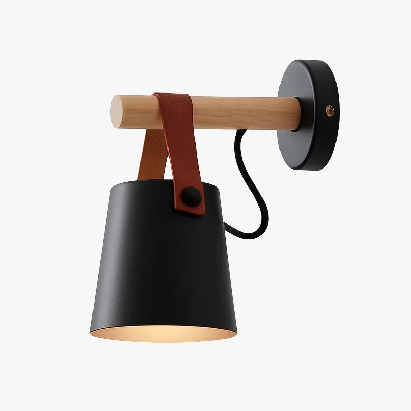 Wandlampe aus Holz mit hängendem Schirm