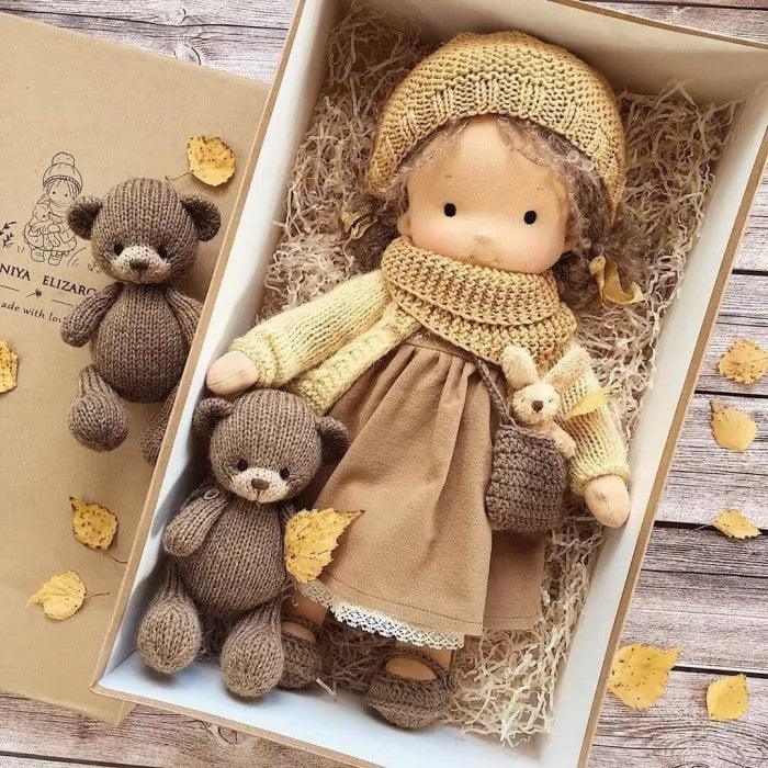 Handgefertigte Winter-Waldorf-Kuschelpuppe – Poppi