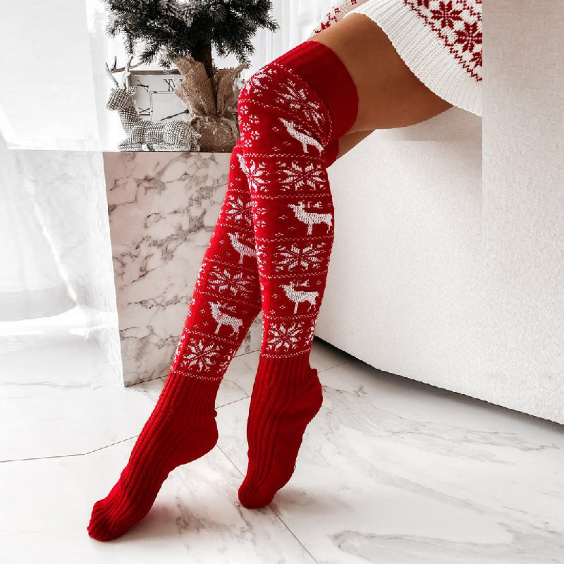 Warme gestrickte Weihnachtssocken bis über das Knie