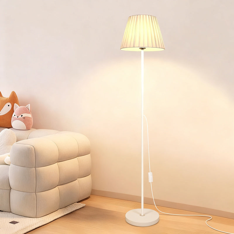 Stehlampe mit Stoffschirm, skandinavisches Design
