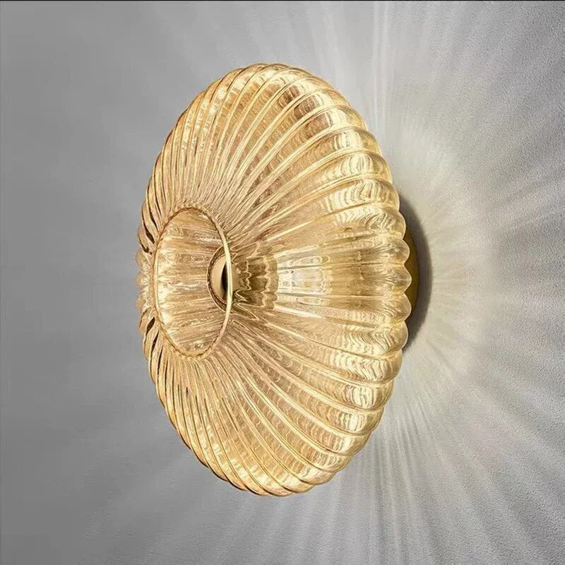 AuraFlow – Moderne Glas-Wandleuchte mit gewelltem Schirm