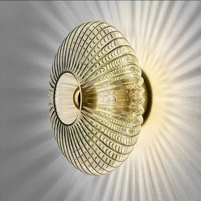 AuraFlow – Moderne Glas-Wandleuchte mit gewelltem Schirm