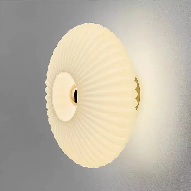 AuraFlow – Moderne Glas-Wandleuchte mit gewelltem Schirm