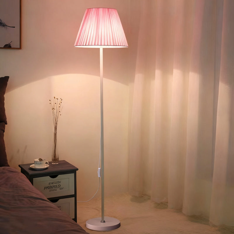 Stehlampe mit Stoffschirm, skandinavisches Design