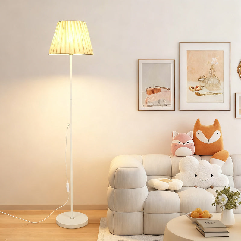 Stehlampe mit Stoffschirm, skandinavisches Design