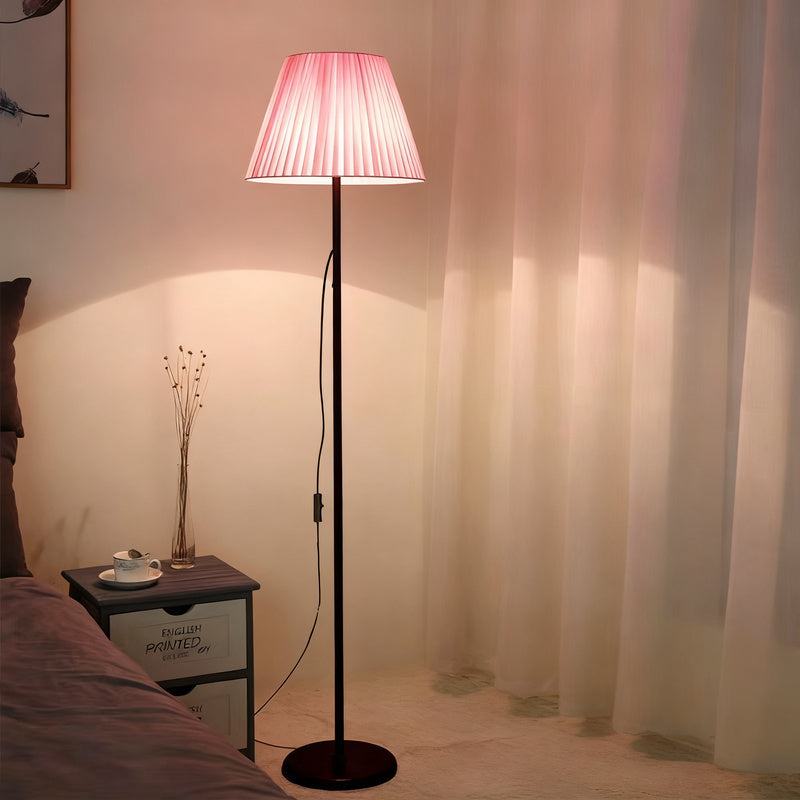 Stehlampe mit Stoffschirm, skandinavisches Design