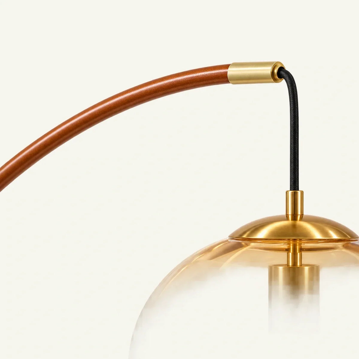 Moderne Glas-Stehlampe – Elegante Designbeleuchtung mit Glaslampenschirm