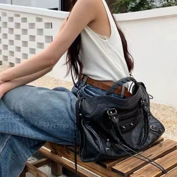 Lässige Handtasche mit Reißverschlüssen