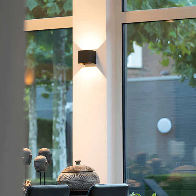 Drahtlose Wandlampe für Innen und Außen | LED-Wandlampe mit Akku und Sensor in Schwarz und Weiß