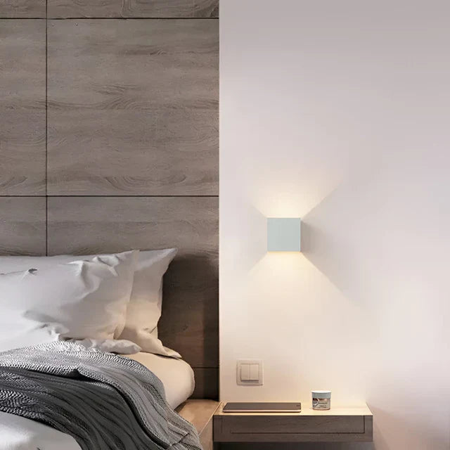 Drahtlose Wandlampe für Innen und Außen | LED-Wandlampe mit Akku und Sensor in Schwarz und Weiß