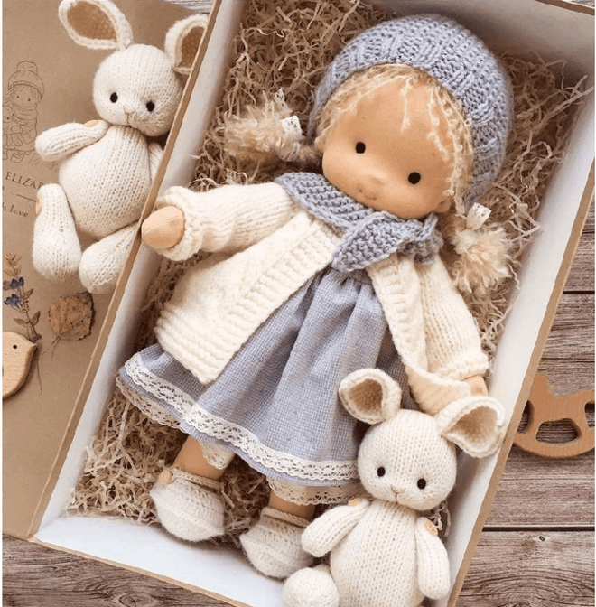 Handgefertigte Winter-Waldorf-Kuschelpuppe – Poppi