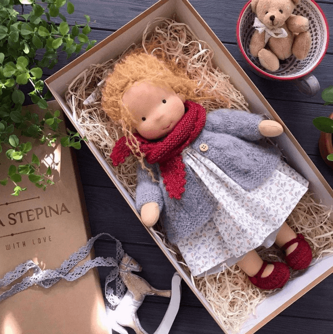 Handgefertigte Winter-Waldorf-Kuschelpuppe – Poppi