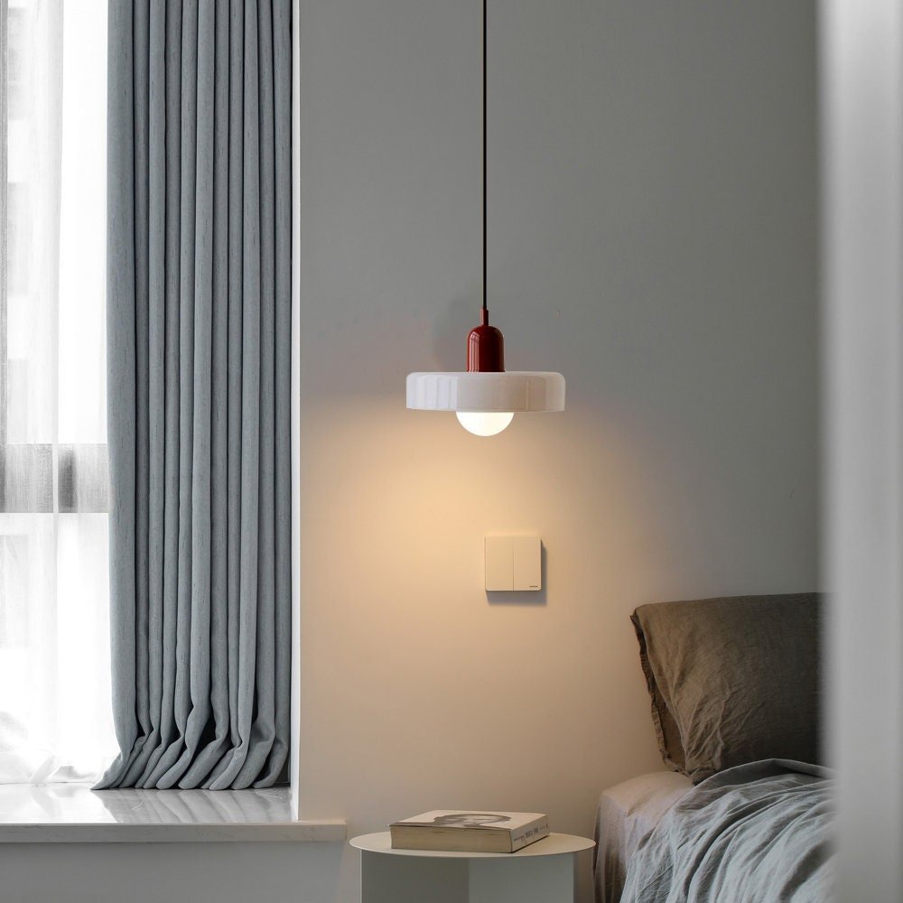 Bauhaus Hängeleuchte aus Buntglas für modernes Interieur