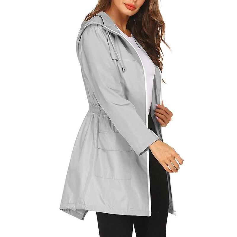 Taillierte Wasserdichte Damenjacke mit Kapuze und Praktischen Taschen
