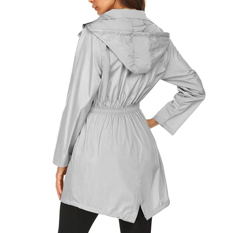 Taillierte Wasserdichte Damenjacke mit Kapuze und Praktischen Taschen