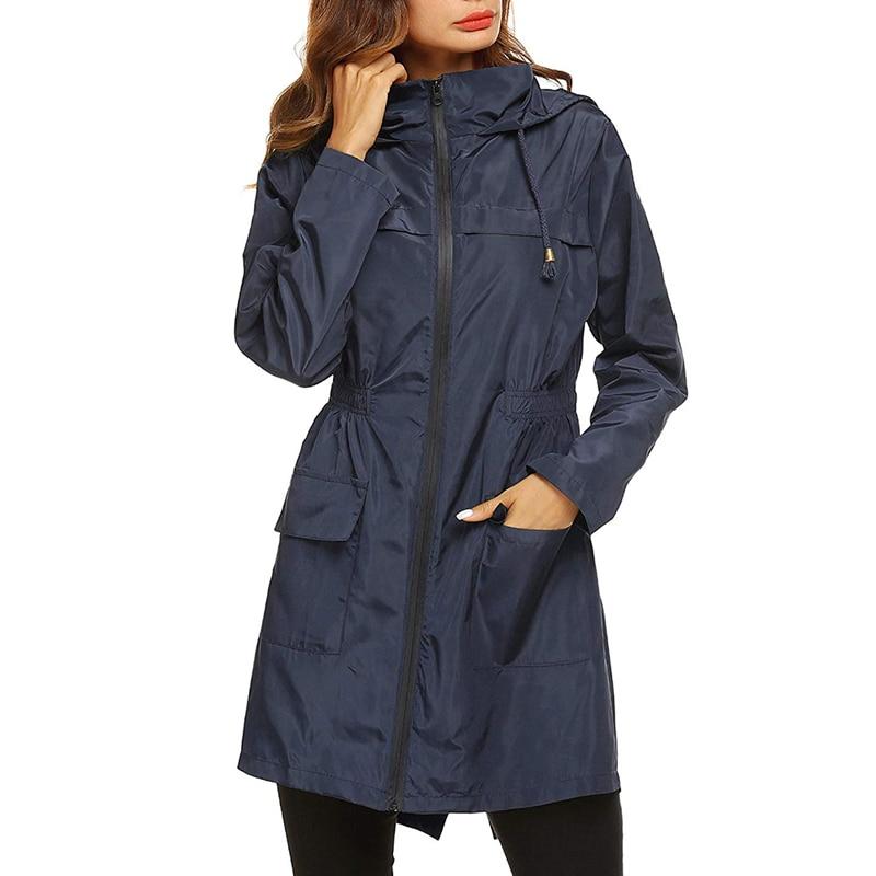 Taillierte Wasserdichte Damenjacke mit Kapuze und Praktischen Taschen