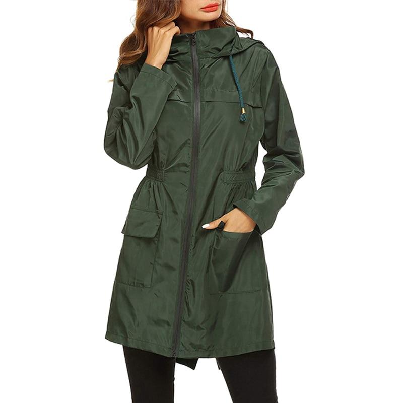Taillierte Wasserdichte Damenjacke mit Kapuze und Praktischen Taschen
