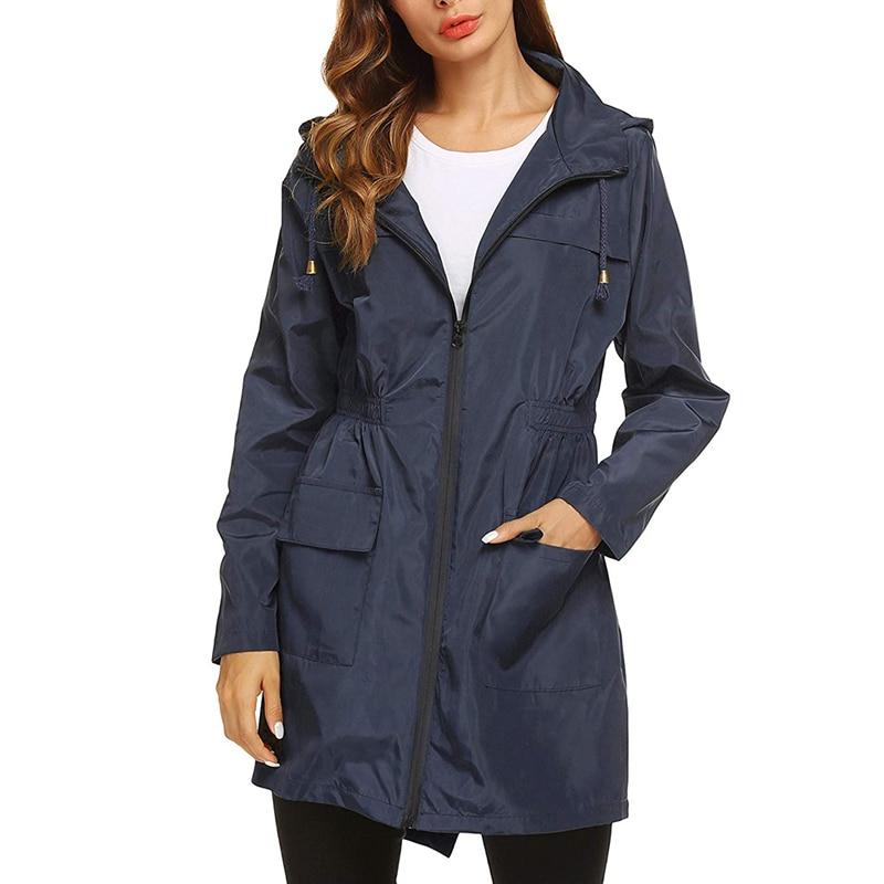 Taillierte Wasserdichte Damenjacke mit Kapuze und Praktischen Taschen