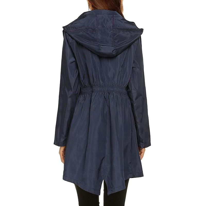 Taillierte Wasserdichte Damenjacke mit Kapuze und Praktischen Taschen