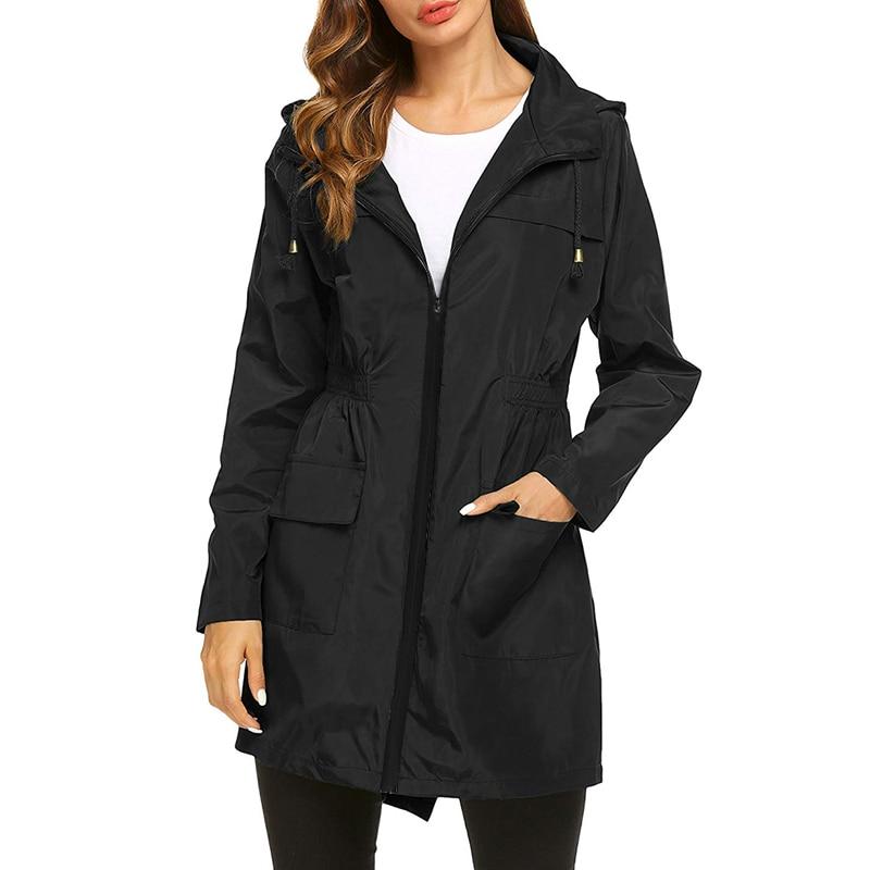 Taillierte Wasserdichte Damenjacke mit Kapuze und Praktischen Taschen