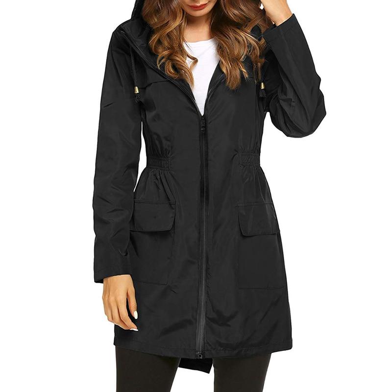 Taillierte Wasserdichte Damenjacke mit Kapuze und Praktischen Taschen