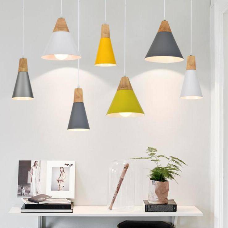 Hängelampe aus Holz und Aluminium in Kegelform