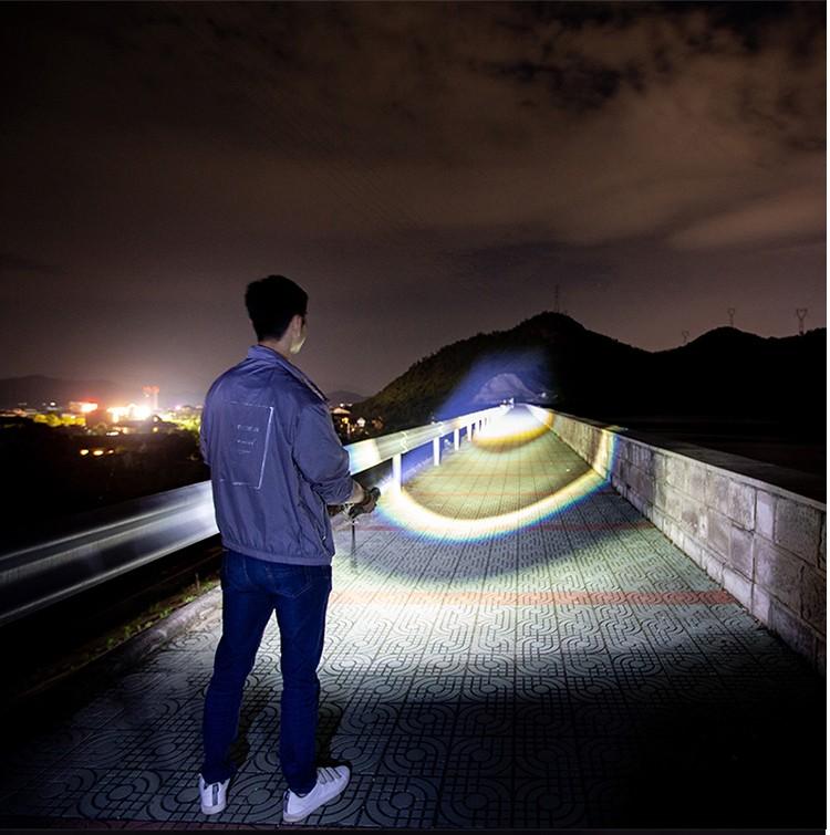 LuxeBeam Super Foco Taschenlampe | Leistungsstarke und elegante Beleuchtung für jeden Anlass