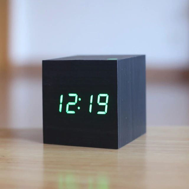 Kubus Digitale Tischuhr Für Modernes Interieur