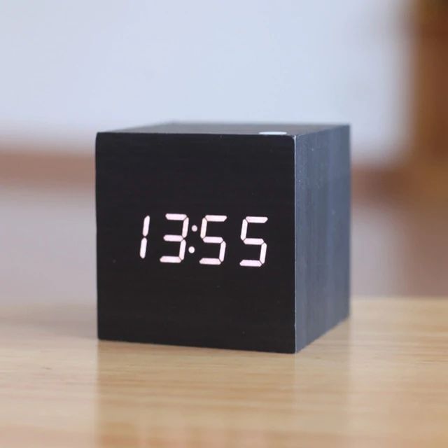 Kubus Digitale Tischuhr Für Modernes Interieur