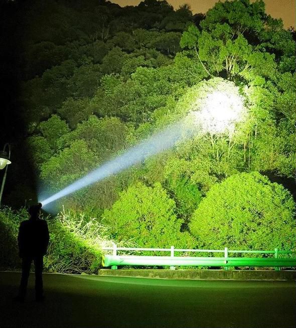 LuxeBeam Hochleistungs-Taschenlampe | Superhelle, langlebige und wiederaufladbare Taschenlampe für jede Situation