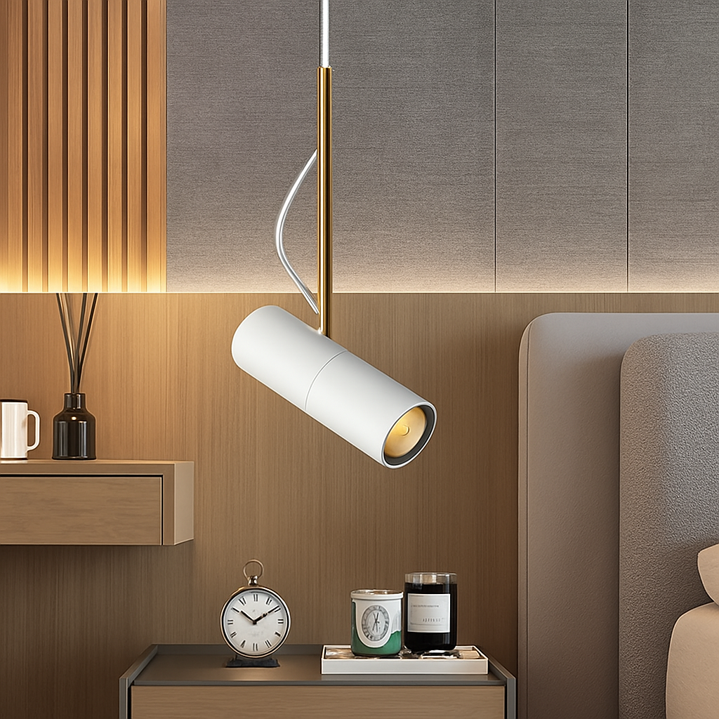 Design-Hängelampe mit schwenkbarem Spot und goldenem Stab
