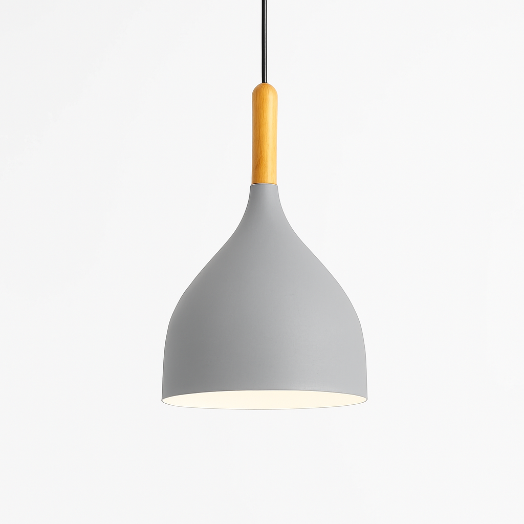 Farbige Metall-LED-Hängelampe und Holzstab im Nordic-Stil