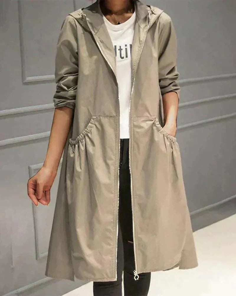 Lange Damen Regenjacke mit Kapuze – Leichte Jacke mit Reißverschluss und Geräumigen Taschen