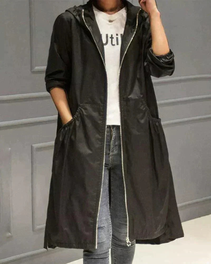 Lange Damen Regenjacke mit Kapuze – Leichte Jacke mit Reißverschluss und Geräumigen Taschen